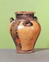 Kleine pithos met een gestileerd bladpatroon